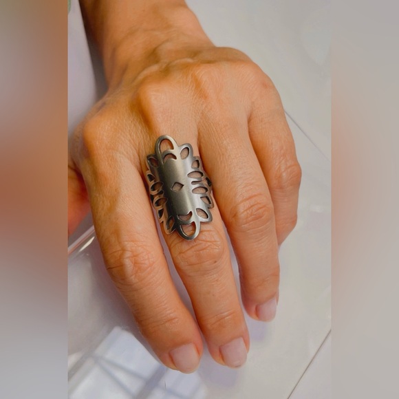 NWT STAINLESS STEEL RING Silver Laser Cut Pattern WOMEN, Size 9 - Picture 4 of 15